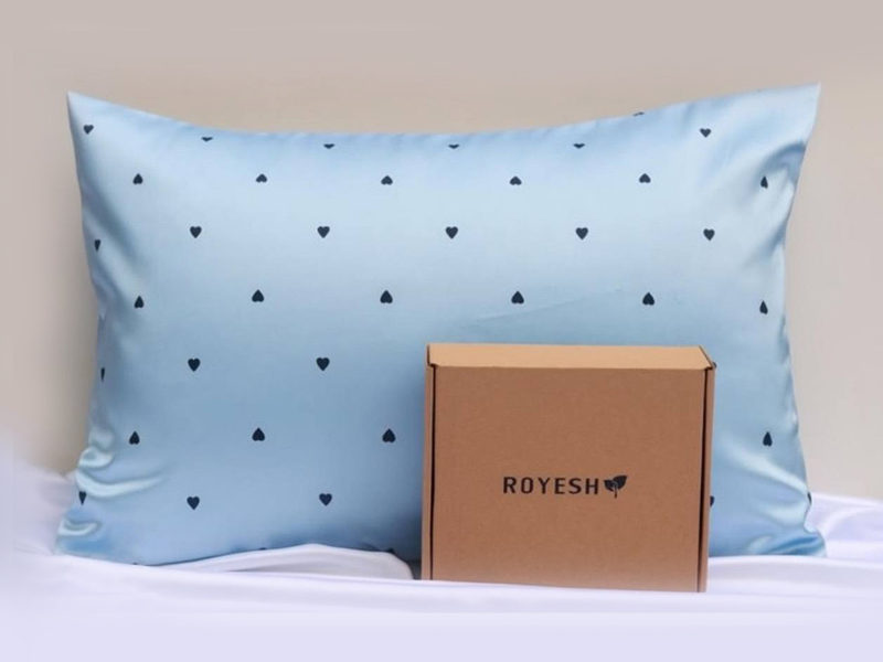 روبالشتی ساتن طرح قلب آبی