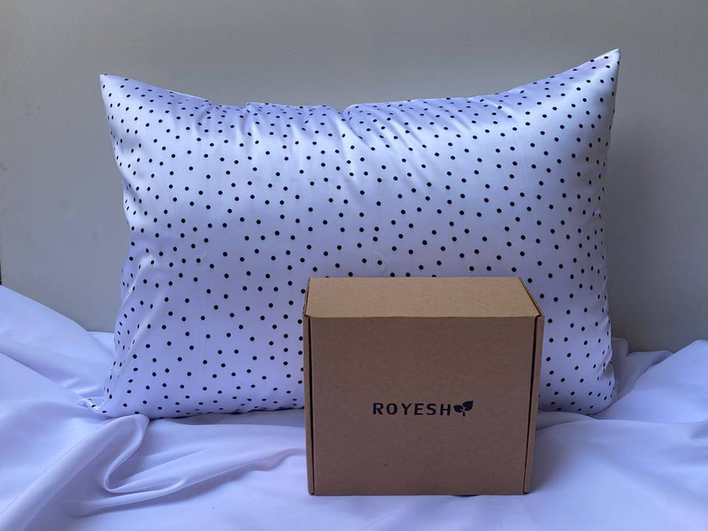 روبالشتی ساتن طرح خالخالی سفید