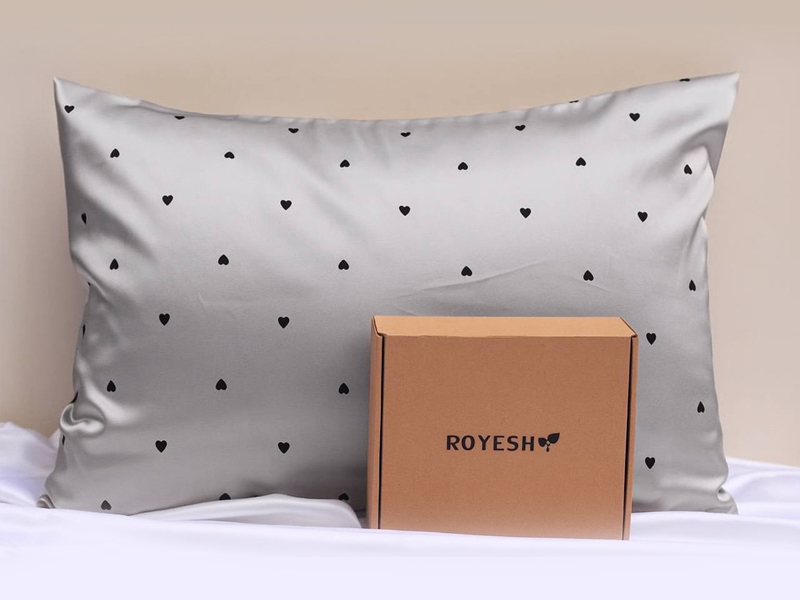 روبالشتی ساتن طرح قلب نقره ای