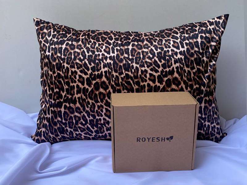 روبالشتی ساتن طرح پلنگی قهوه ای