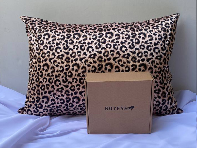 روبالشتی ساتن طرح پلنگی شکلاتی