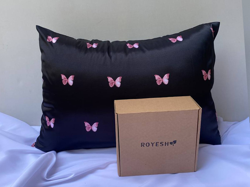 روبالشتی ساتن طرح پروانه مشکی